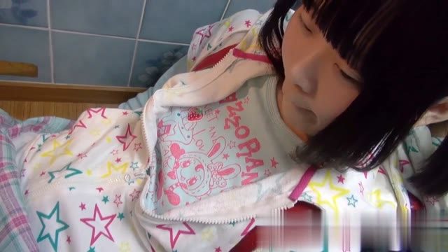 嫩妹系列放學回家呗叔叔帶到洗手間