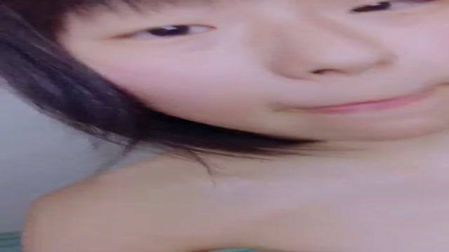 貧乳妹妹洗澡完自拍