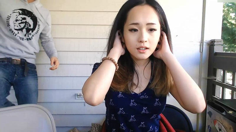 CB站主播亞裔高顏值肉肉小美女非常可人 和猥瑣洋男友在陽台自拍啪啪啪 牛仔褲蕾絲內褲誘惑