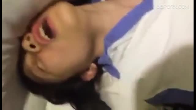 穿著校服的妹子被小男友操的哇哇叫，濃濃的精液全射在臉上