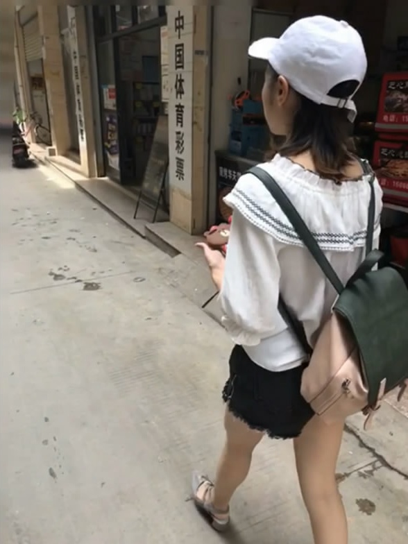 鴨舌帽雙肩包小短褲滿滿的青春氣息約啪大學生美眉透明白絲玩足交肉棒在肥厚陰部來回磨蹭水聲清脆