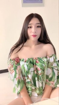 高顏值性感妹子穿著黑絲透視裝現場直播道具跳蛋塞逼自慰