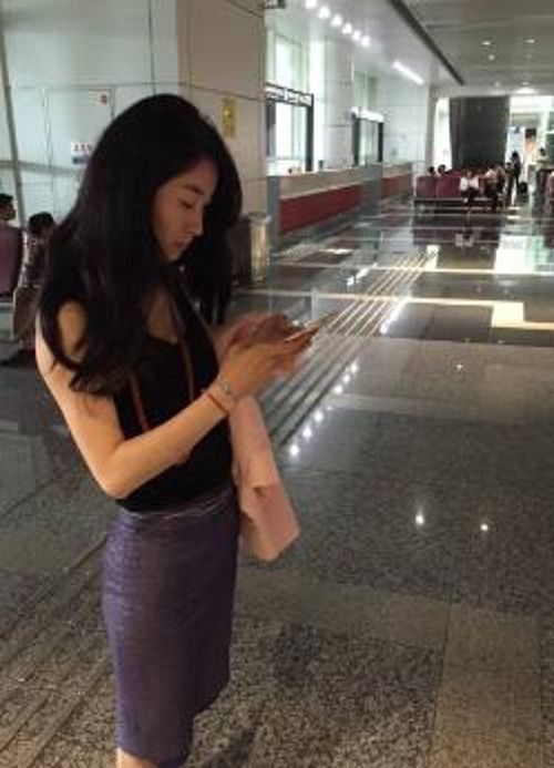 包臀裙職業裝性感氣質白領美女KTV喝多了被男同事帶到酒店慢慢脫掉衣服玩弄啪啪幹醒了還說:好難受啊!