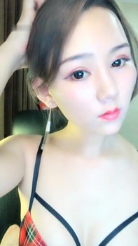 高顏值苗條美女主播穿著情趣丁字褲鏡頭前露奶露逼與狼友激情互動