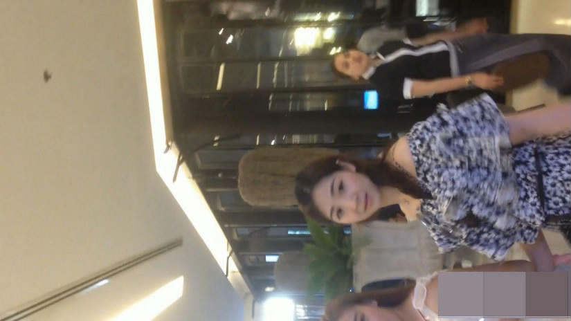 經典盜攝：商超妝容品專區偷錄高貴美女裙底風光，看到老二瞬間勃起!! 媽的，太久沒碰女人了