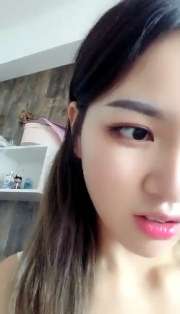 大眼睛長得非常清純的小虎牙小美女 第三季 床上漏奶漏尿尿誘惑秀BB超粉嫩 好俏皮 女神級別的顏值 皮膚白皙很嫩 網友說她不夠騷