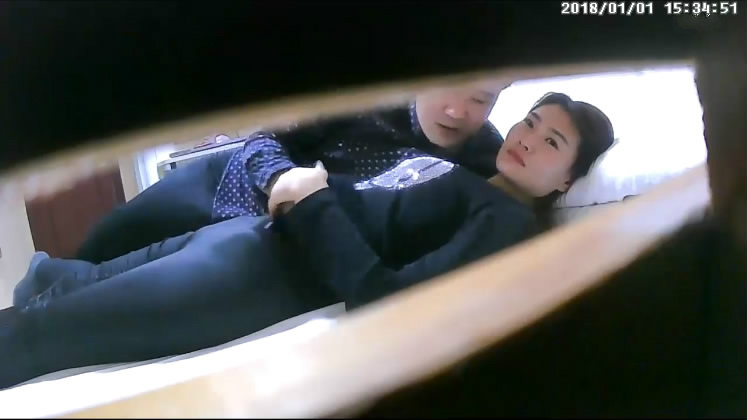 【精選稀缺360】賓館電視櫃縫隙偷拍情侶-斯文敗類眼鏡男哄騙朋友的大奶妹妹來開房操逼 操了還想操