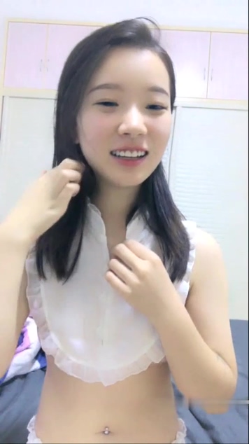高顏值甜美萌妹子九兒道具自慰秀 撥開內褲按摩器震動逼逼頭部插入呻吟 很是誘惑喜歡不要錯過