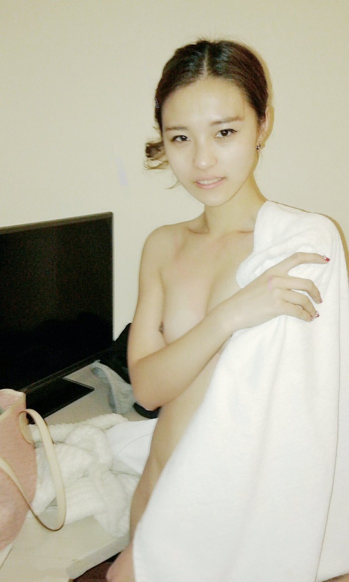 人體小嫩模燕子私拍被攝影師咸豬手用手指頭捅逼&武漢十七中教室門事件