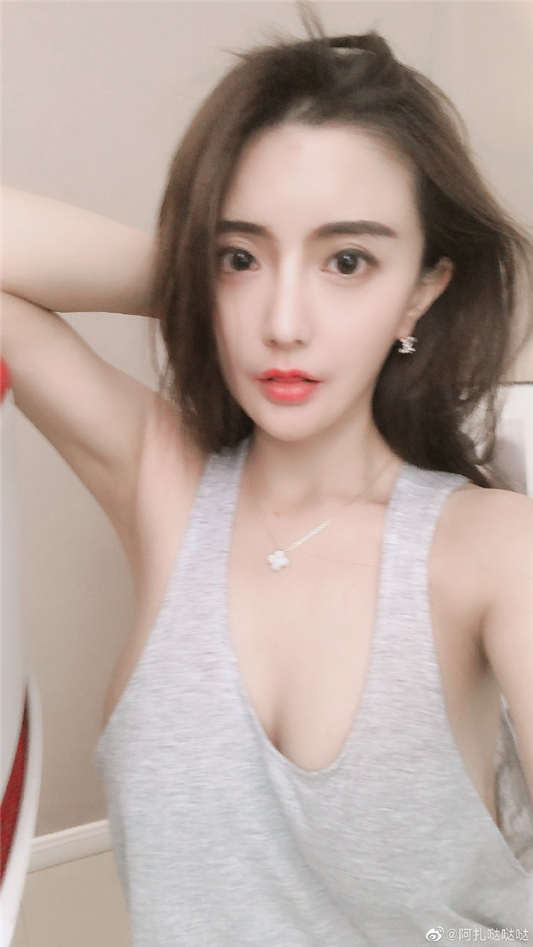 醫院98年性感漂亮的美女小護士不慎被同事灌醉帶到酒店盡情玩弄啪啪中途還給美女換了雙絲襪！