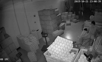 最新流出某雞蛋倉庫攝像頭駭客破解拍攝到的小夫妻啪啪過性生活 貌似發現攝像頭動了在拍攝