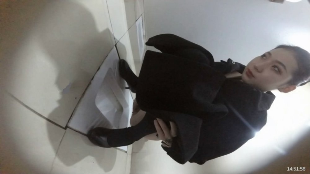 最新流出國內廁拍大神潛入航空學校女廁偷窺准空姐噓噓第3部條紋內褲美眉貌似在嘀咕什麼