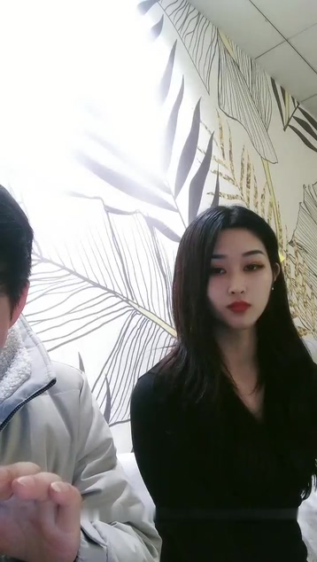 老哥越南約了個高顏值妹子啪啪 跳舞扭動一番開幹TP後入騎乘