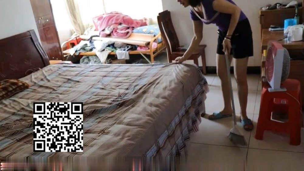 2020母子亂倫單親媽媽給兒子收拾房間發現很多絲襪被兒子要求穿上絲襪亂倫啪啪