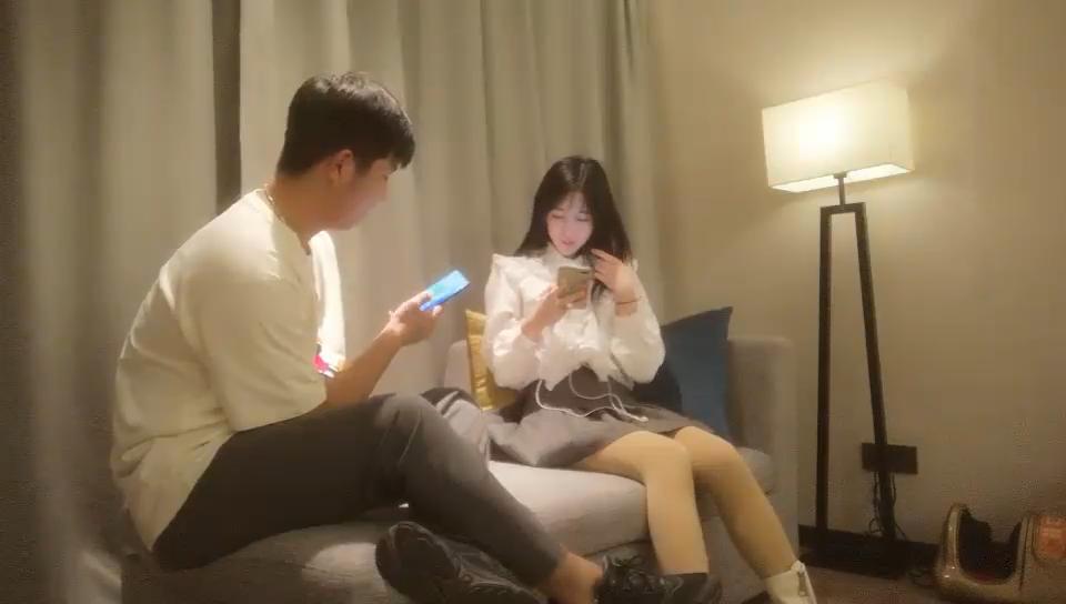 廣州直播偷拍約啪大二白衣萌妹子美少女!白嫩肌膚美臀長腿!