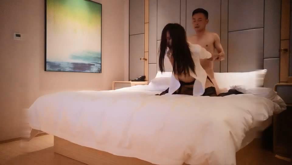 老哥約了個短裙漂亮週邊直播啪啪 穿上性感吊帶絲襪深喉口交抱起來操
