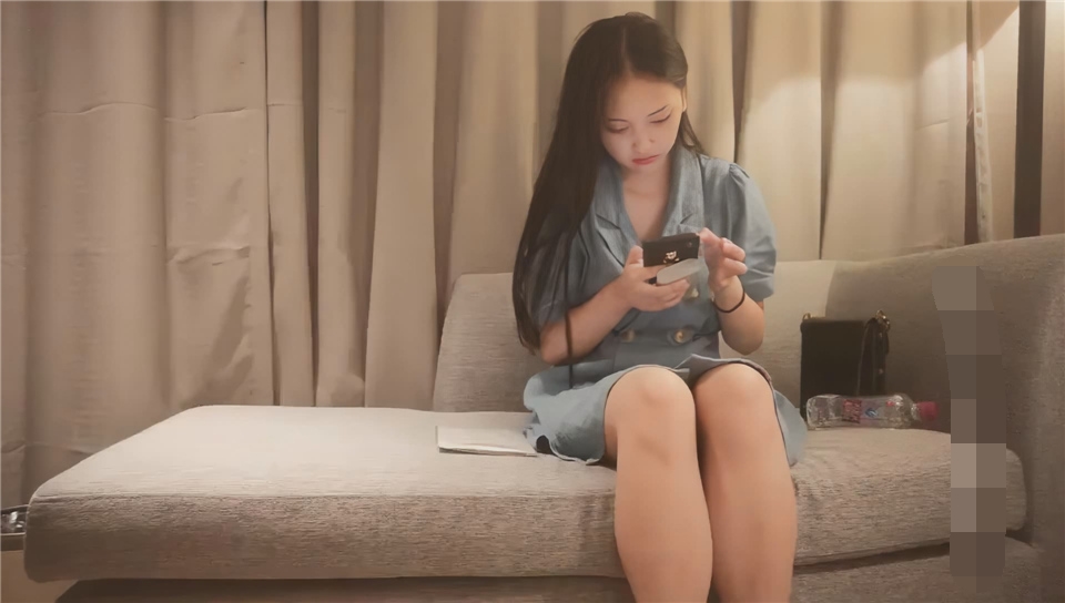 AI高清畫質2K修復9總全國探花高顏值甜美大奶萌妹沙發調情近距離拍攝再到床上操快速抽插呻吟嬌喘。