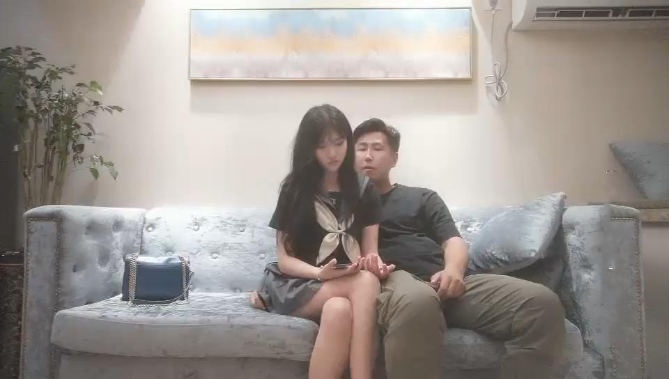 深圳直播偷拍約啪乖巧學生妹妹! 各種姿勢沙發乾到床。