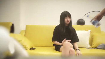 嫖妓達人哥星級酒店開房現場直播高價再約顏值清純嫩妹子啪啪 舔奶互摸倒立69口交幹得直叫受不了。