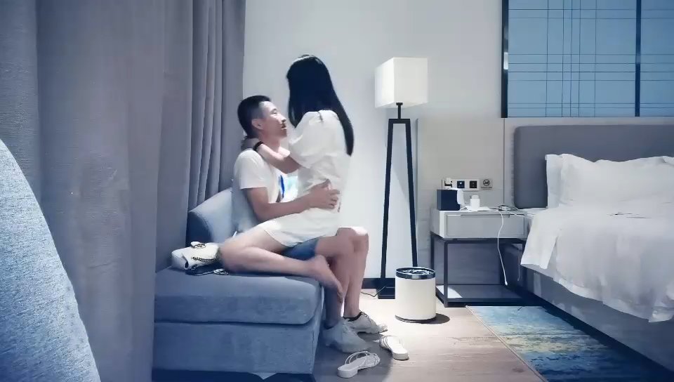 佛山直播偷拍約啪白衣苗條長腿嫩妹! 愛熱辣濕吻的熱情美眉!