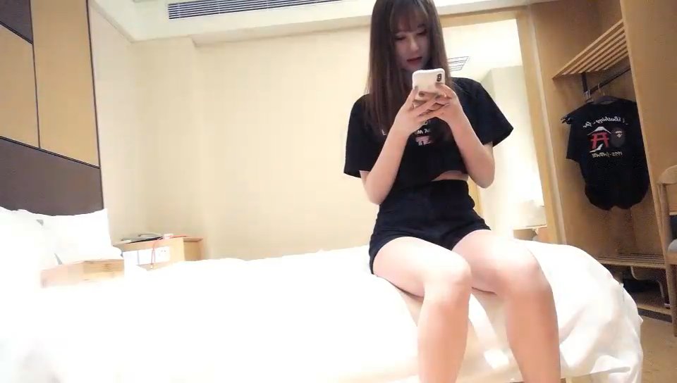 深圳直播偷拍約苗條熱褲黑衣露臍裝美眉! 熱辣濕吻敏感多水!