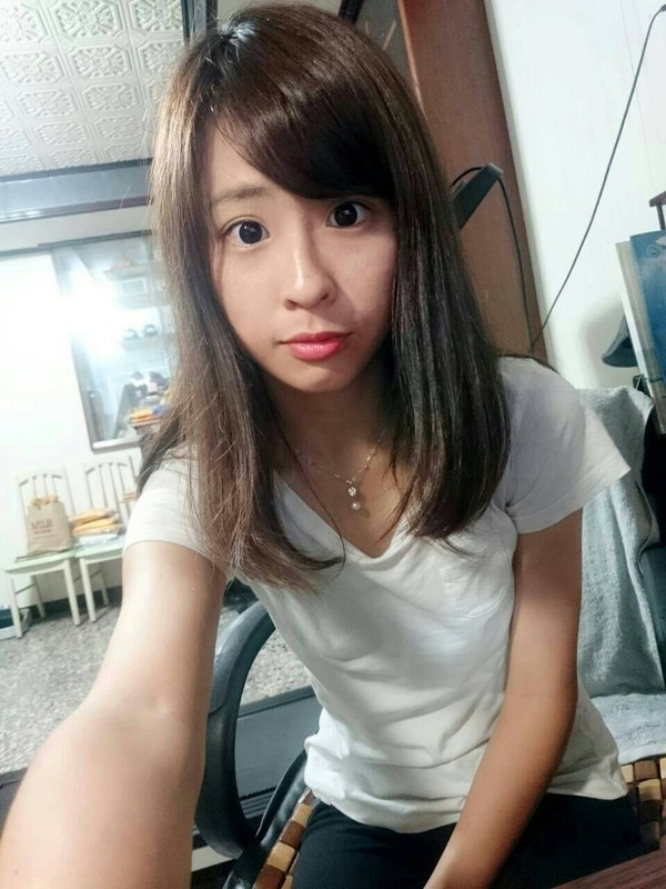 漂亮小美女與男友操逼自拍 大膽露臉 顏值還不錯 小眼神很誘惑 妹子真會玩 高清精彩推薦。