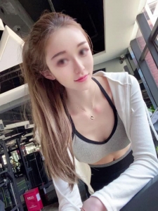 外射漂亮蜜桃臀健身女神。