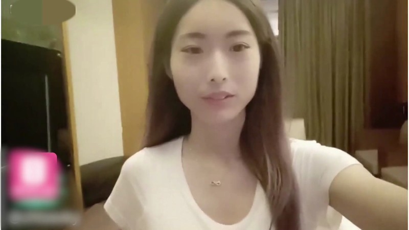色情直播被以前同學認出 沒想到直接聊起來旅館開炮 他拿出一件女僕裝 要依依好好服伺他。