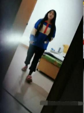 學生放假了【戶外偷拍嫖妓第一人】,這條街都是技校學生妹做雞,小哥很威猛找了個年輕的各種爆操。
