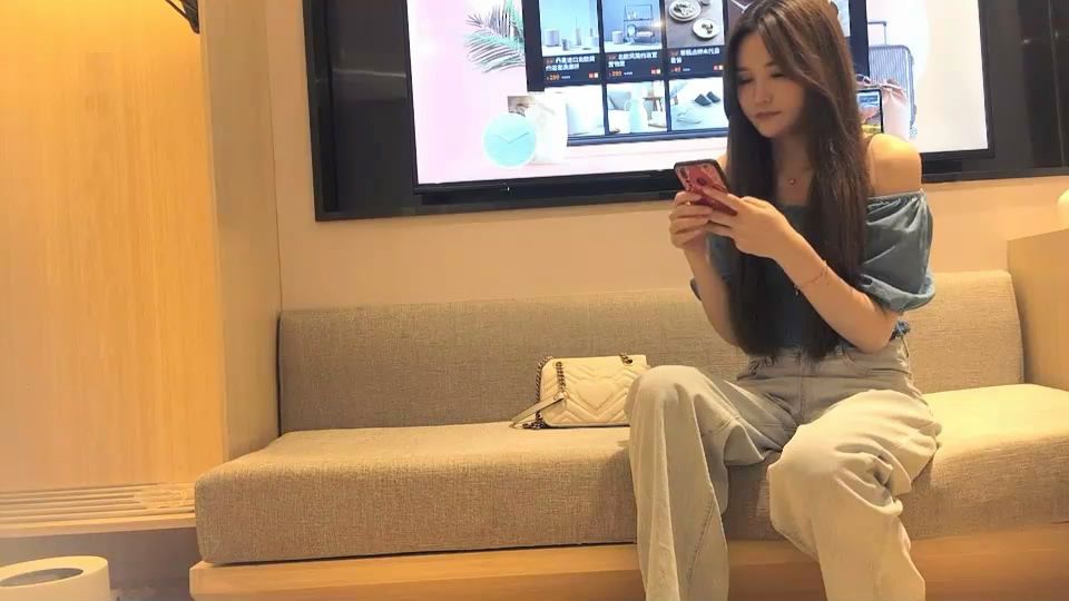 妖豔性感的高素質週邊美女竟把雞巴很粗大的排骨哥征服了,各種服務。