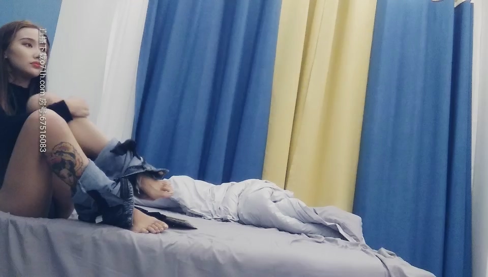 【李八八全國探花】小夥連續叫兩個妹子,黑絲巨乳。