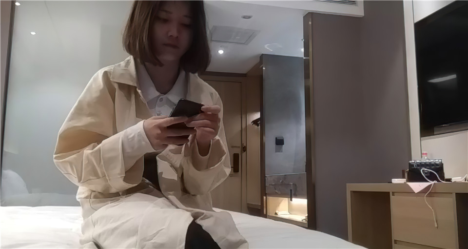 全國探花 約了個鄰家女孩類型短髮小美女 米白色風衣清純學生妹不施粉黛純天然。