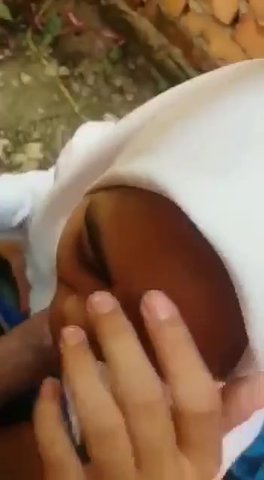 馬來妹在學校幫男友口交 很趕時間。