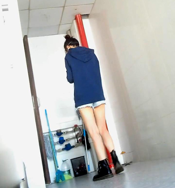 膽子太大了,這麼大方的偷拍高校女廁,兩個眼睛妹子實在漂亮了,