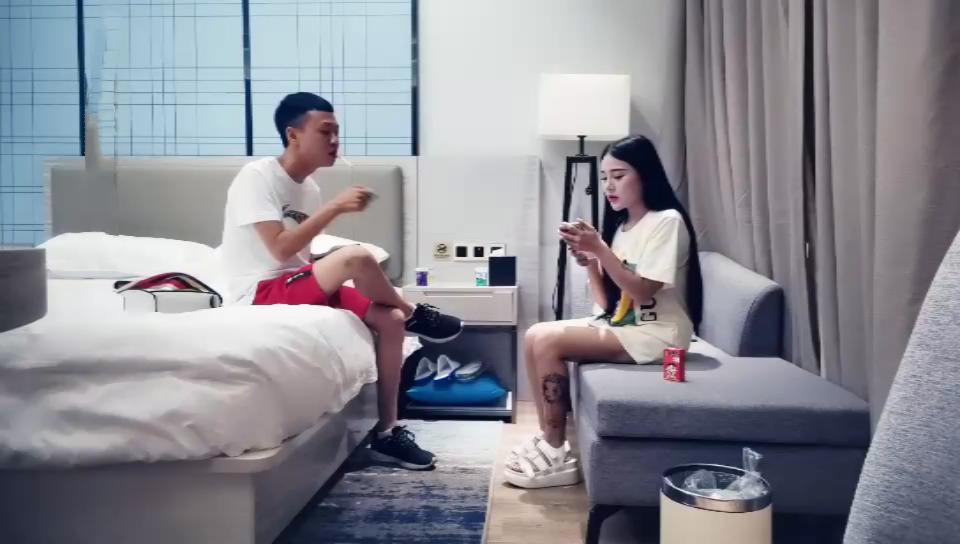 廣州直播偷拍約啪顏值不錯的零零后週邊小妹妹! 紋身遭嫌棄!