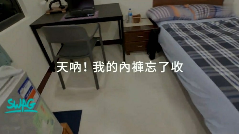 性感大波騷姐姐家中看著A片自慰被2年沒做愛弟弟的同學發現早就心儀已久機不可失扒光啪啪高潮噴水對白精彩淫蕩 [1.4G/MP4]