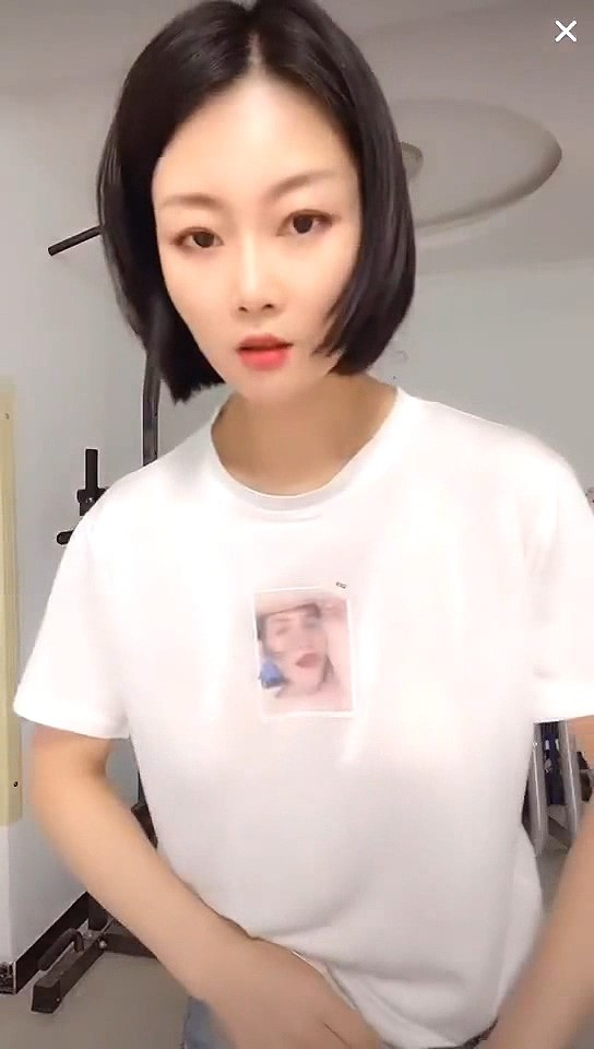 美女直播帶貨意外走光,沒想到奶子竟然有這麼大,被粉絲提醒后委屈的哭了。