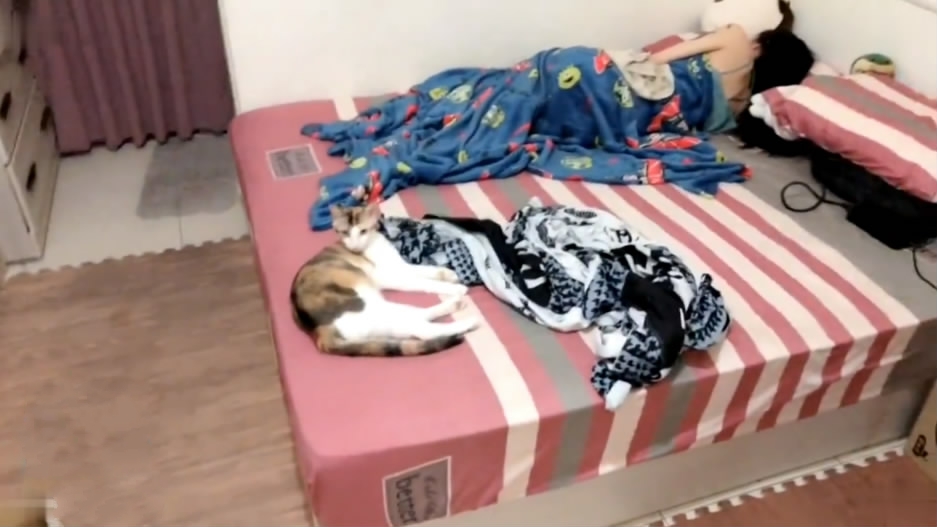 國產刺激劇情閨蜜的大J8男友來拿東西睡夢中的我被插醒溫暖爽滑無毛鮑魚捅幾下就出白漿內射