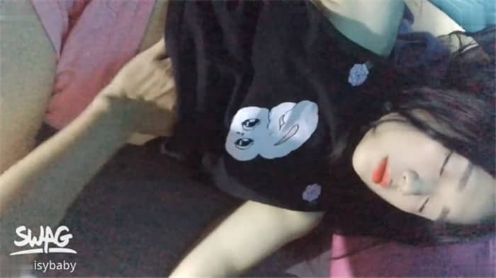  高顏值網紅臉美女週末約學長去郊外露營學長睡醒撫摸睡夢中的學妹摳醒扒掉內褲帳篷內做愛口爆