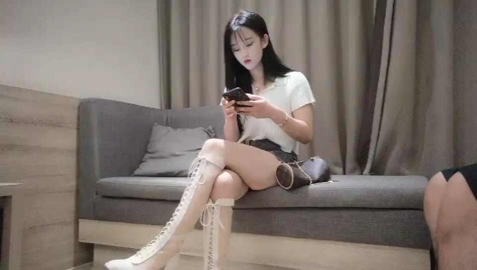 廣州約啪有點小高冷的白衣大長腿長靴性感妹