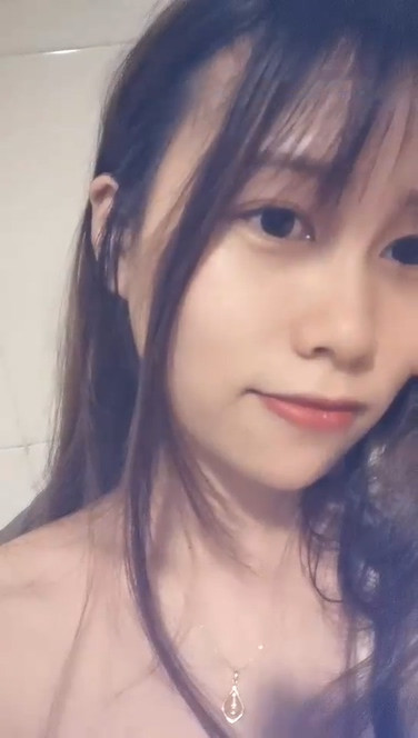 豆漿流高顏值長相甜美妹子衛生間洗澡自慰，近距離特寫揉搓陰蒂出水拍攝閨蜜粉穴
