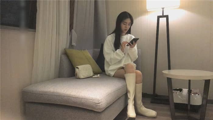 【文軒探花】3000網約極品車站模特，清純女神苗條溫柔，沙發撕開絲襪摳穴展示