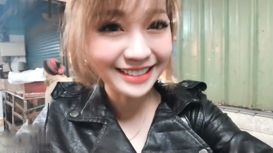 人氣火爆美女網紅小媛挑戰自我勾引市場賣雞肉的攤販老闆撒謊說忘記帶錢包讓他送貨上門勾引他打炮
