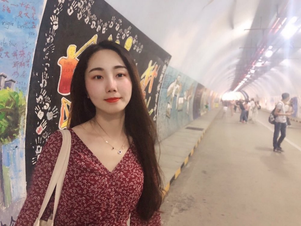 最近很火的前臺小姐姐，靠牆被男友後入，鮑魚粉嫩乾淨，身材極品