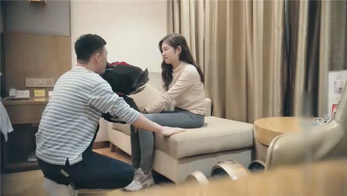 【七天極品探花】再度返場白虎妹，鮮花贈佳人，極品美胸，風騷尤物