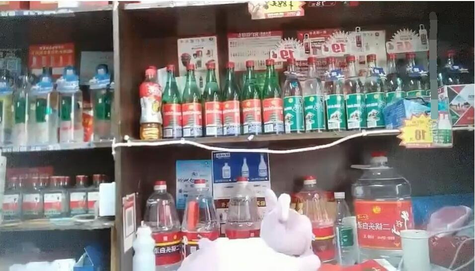 《按摩店小粉燈》站街女探花村長下午連續搞了兩個士多店老闆娘，給昨天搞過的老闆娘舔逼問他香不香