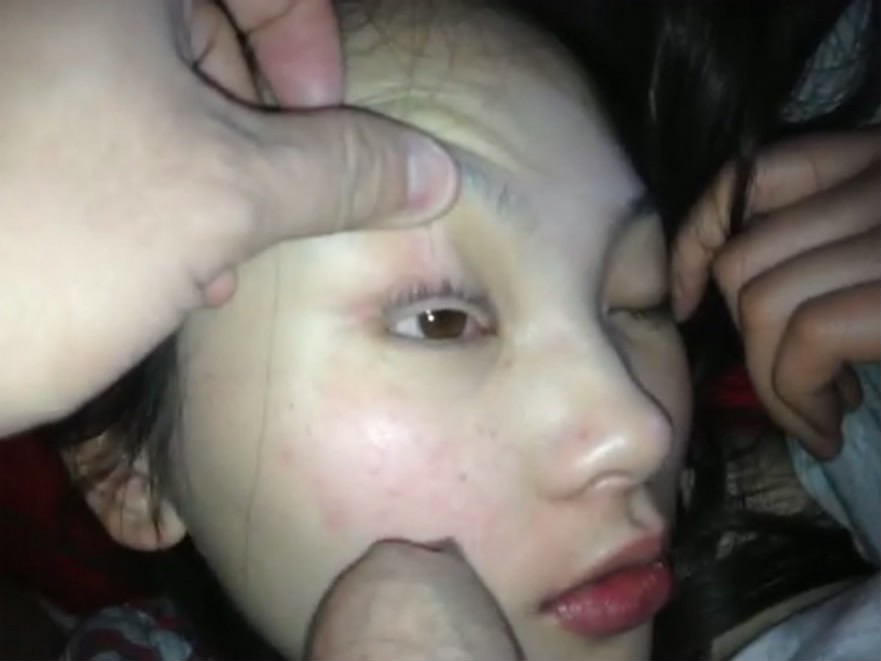 手機自拍包皮哥惡搞喝高了熟睡的表妹女同事請她大雞巴吞精液