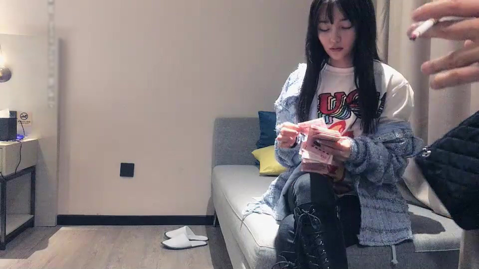 戰狼行動深夜場肌肉男約了個高顏值妹子啪啪，穿上情趣裝黑絲扣弄無毛粉穴上位騎乘