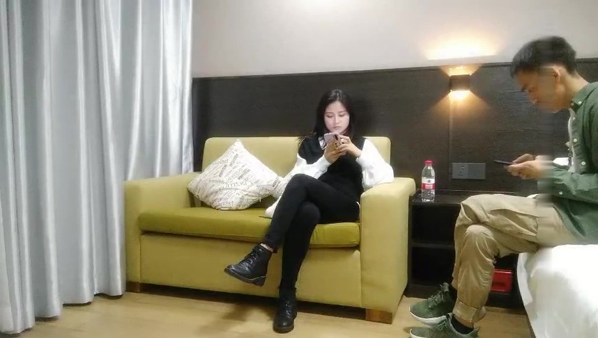 老哥探花約了個顏值不錯妹子TP啪啪-沙發上摸奶口交騎乘大力猛操非常誘人-