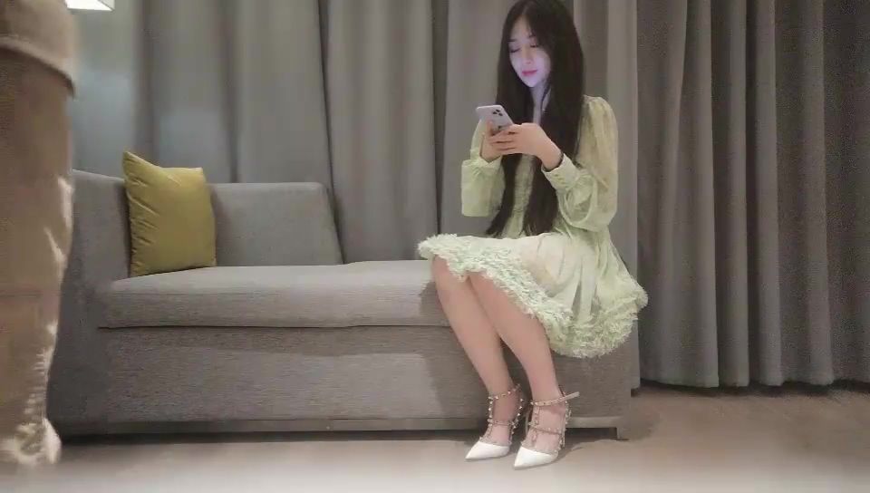 胸前紋了2朵大牡丹的高素質白皙性感美女美女酒店正操逼時突然接到男友電話讓回去，擔心被發現讓男快點乾
